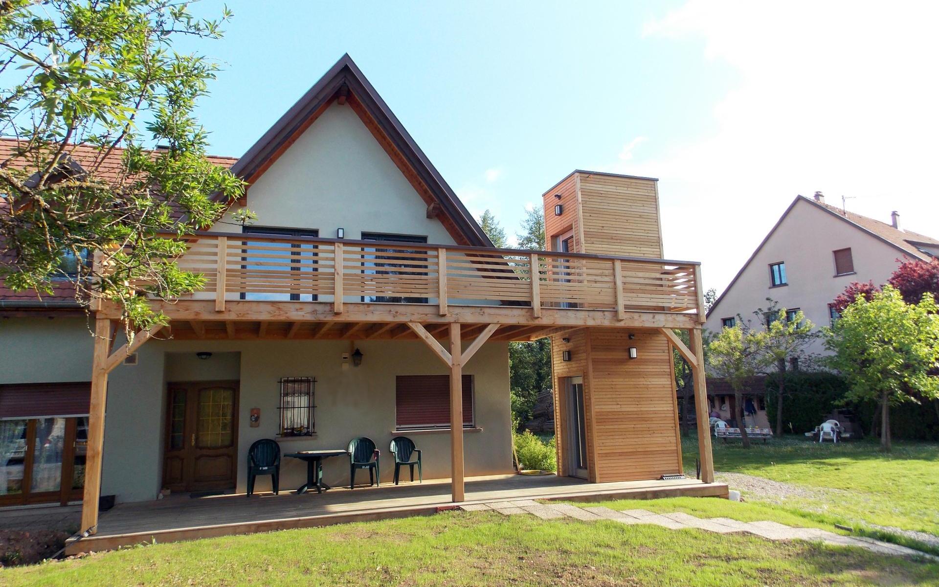 Réalisation d'une terrasse bois surélevée avec un ascenseur extérieur.