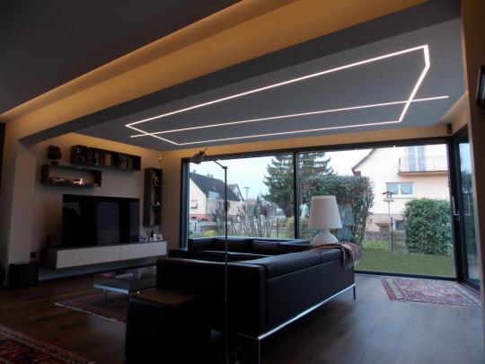 Plafond sur mesure reprenant la forme extérieure de la structure de l’extension